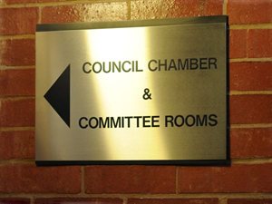 Sign towards Council chamber and committee rooms