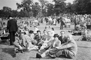 Summer crowd in 1950s