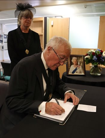 Mayor signing 1