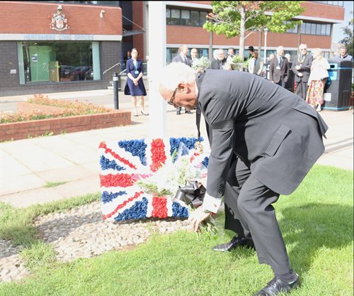 wreath-laying Mayor 1